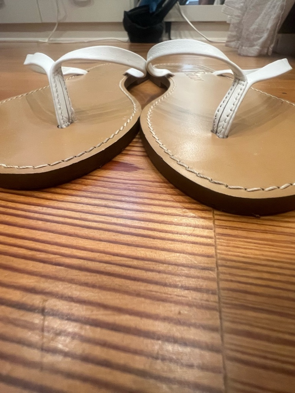 J Crew Classic white leather strap flip flop sandals w/ tan footbed.  Sz 6 1/2